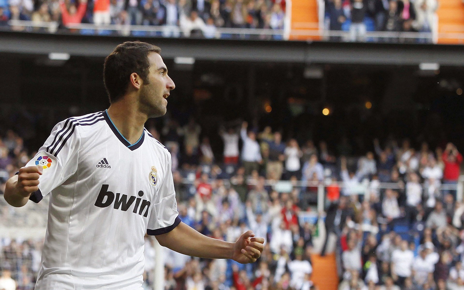 爱游戏体育入口-2018年季后赛：库里在与火箭的系列赛中投中史上最长距离的三分球，震撼全场！